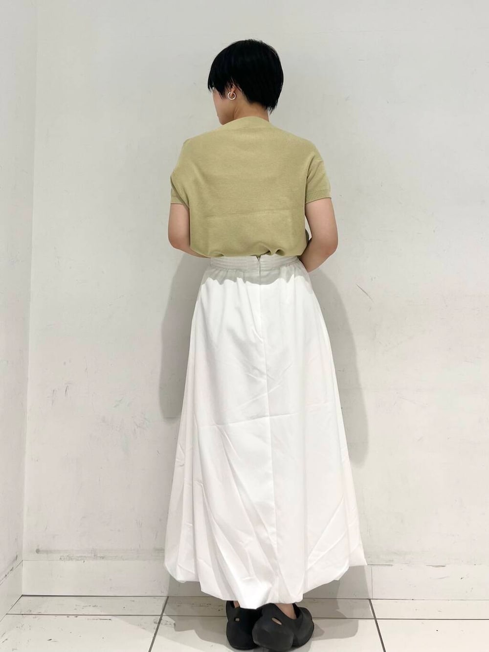 「シンプル、大人カジュアル、カジュアルコーデ、おでかけ、senseofplace、newarrival、休日スタイル、アクセサリー、サンダルコーデ、淡色コーデ、天神地下街、旅行コーデ、ブルベ夏、天神地下街店、骨格ウェーブ」|「SENSE OF PLACE by URBAN RESEARCHのメタリックヤーンバッグ(ハンドバッグ、シルバー系)」を使った、aikaさん(レディース・161cm)の夏コーディネートの3枚目の写真