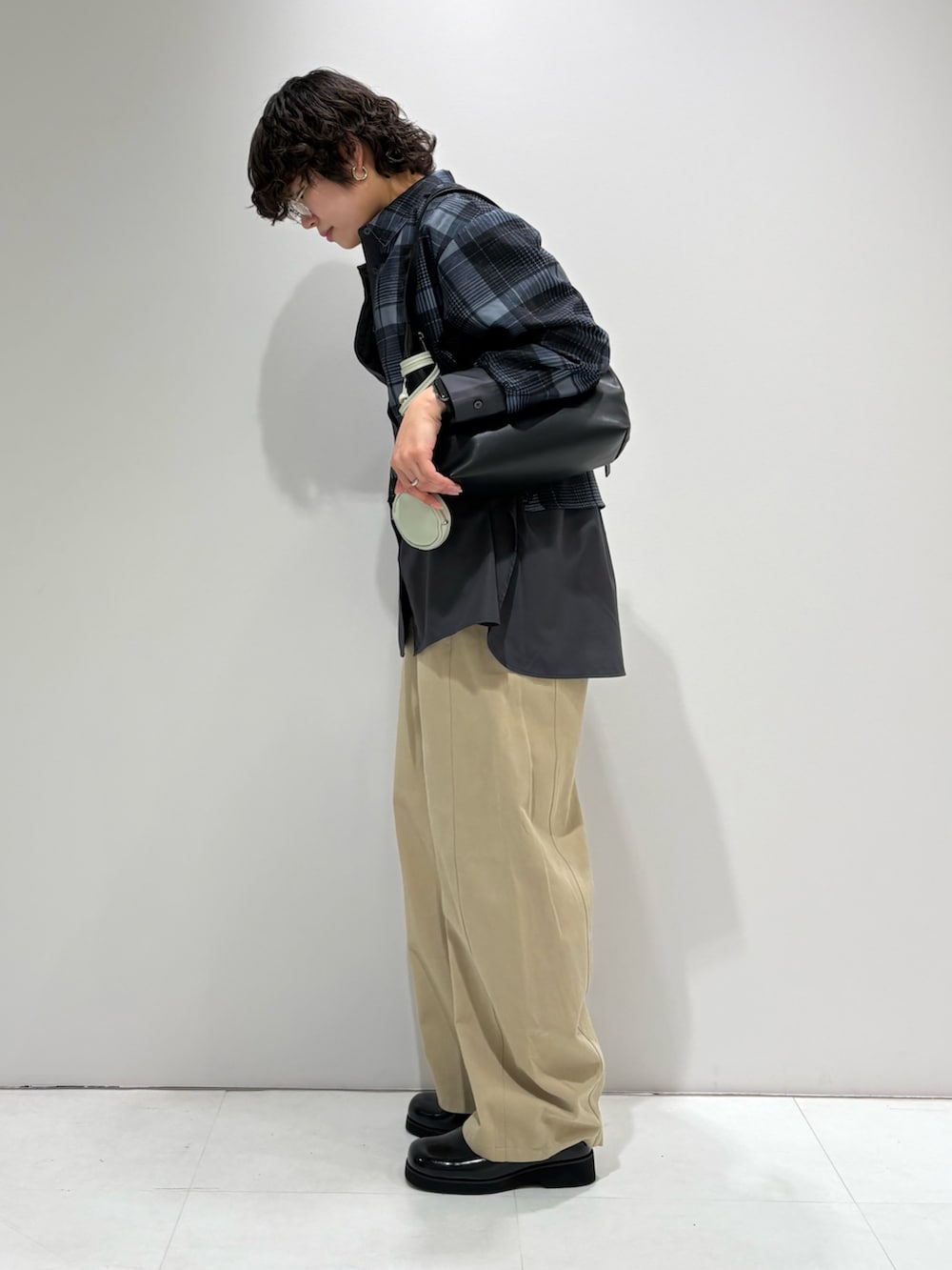 ブラック系のシャツ/ブラウス、ベージュ系のその他パンツ、ブラック系のサンダルを着用したレディースの春コーディネートの2枚目の写真