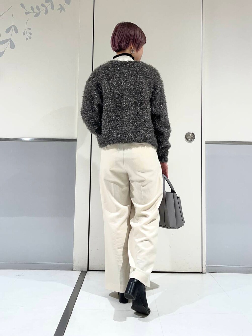 ホワイト系のニット/セーター、ブラック系のブーツ、グレー系のニット/セーターを着用したレディースの秋コーディネートの2枚目の写真