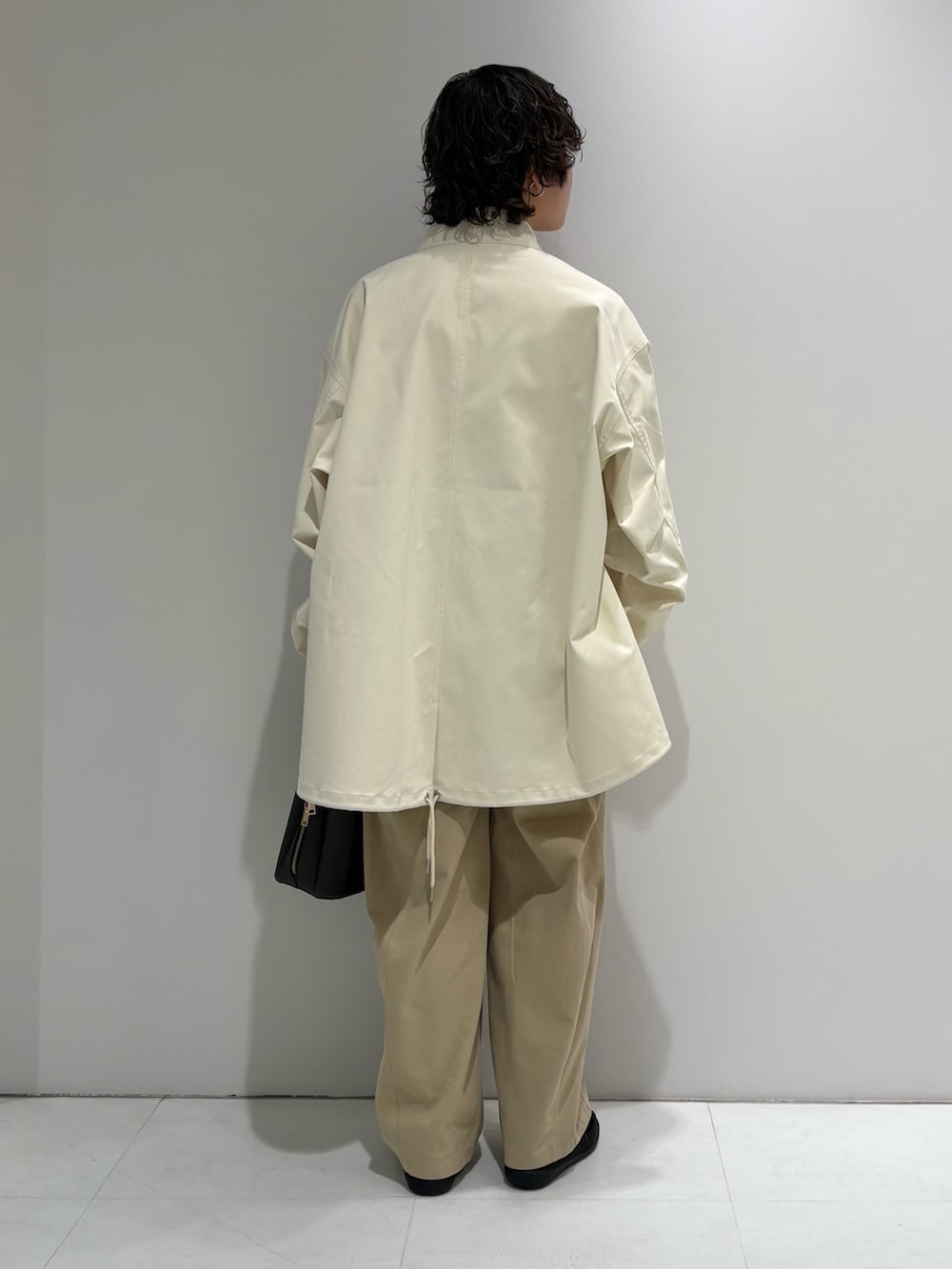 ベージュ系のその他パンツ、ブラック系のスニーカー、その他のTシャツ/カットソーを着用したレディースの春コーディネートの4枚目の写真