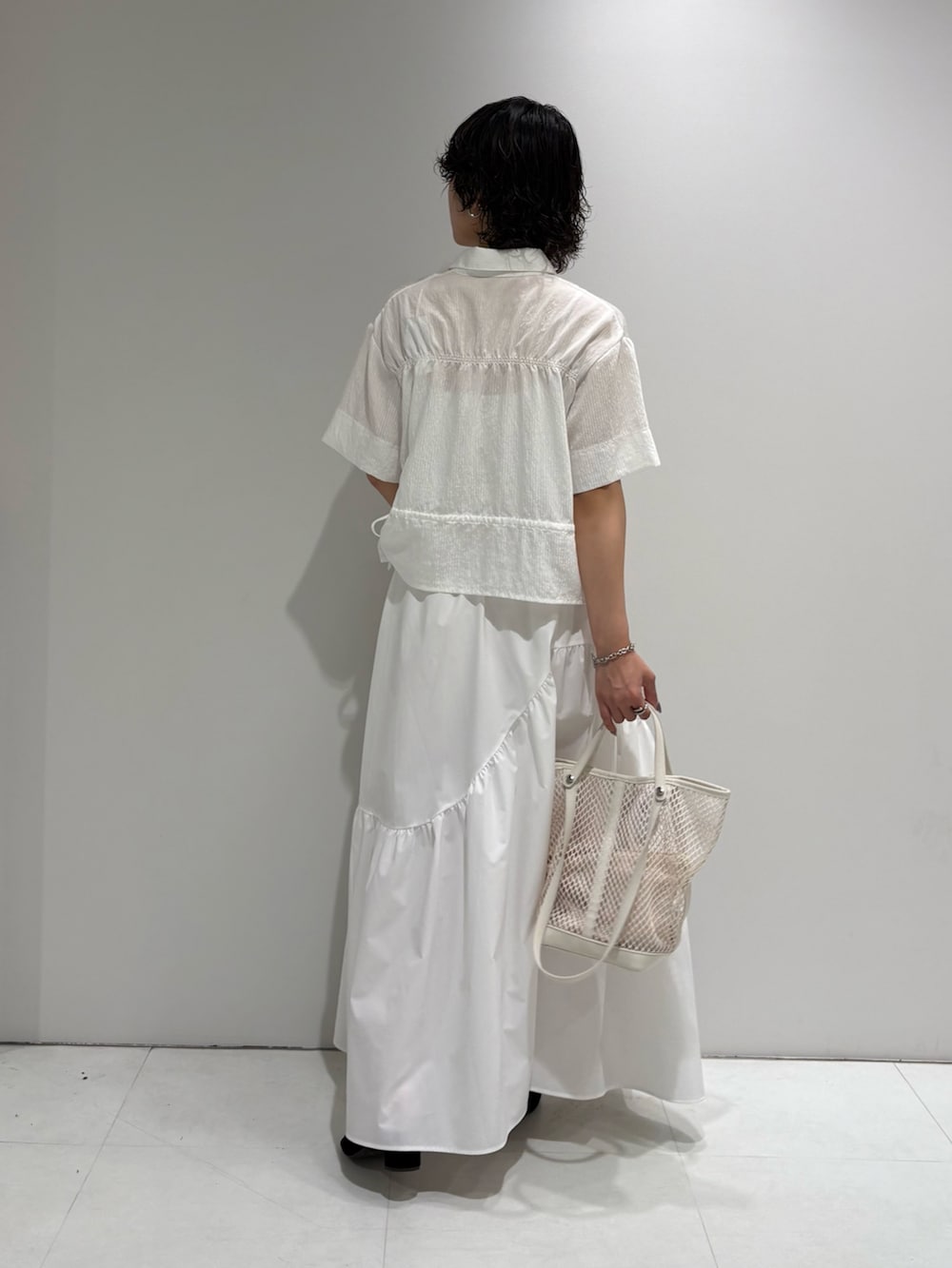 ホワイト系のシャツ/ブラウス、ホワイト系のスカート、ブラウン系のサンダルを着用したレディースの夏コーディネートの4枚目の写真