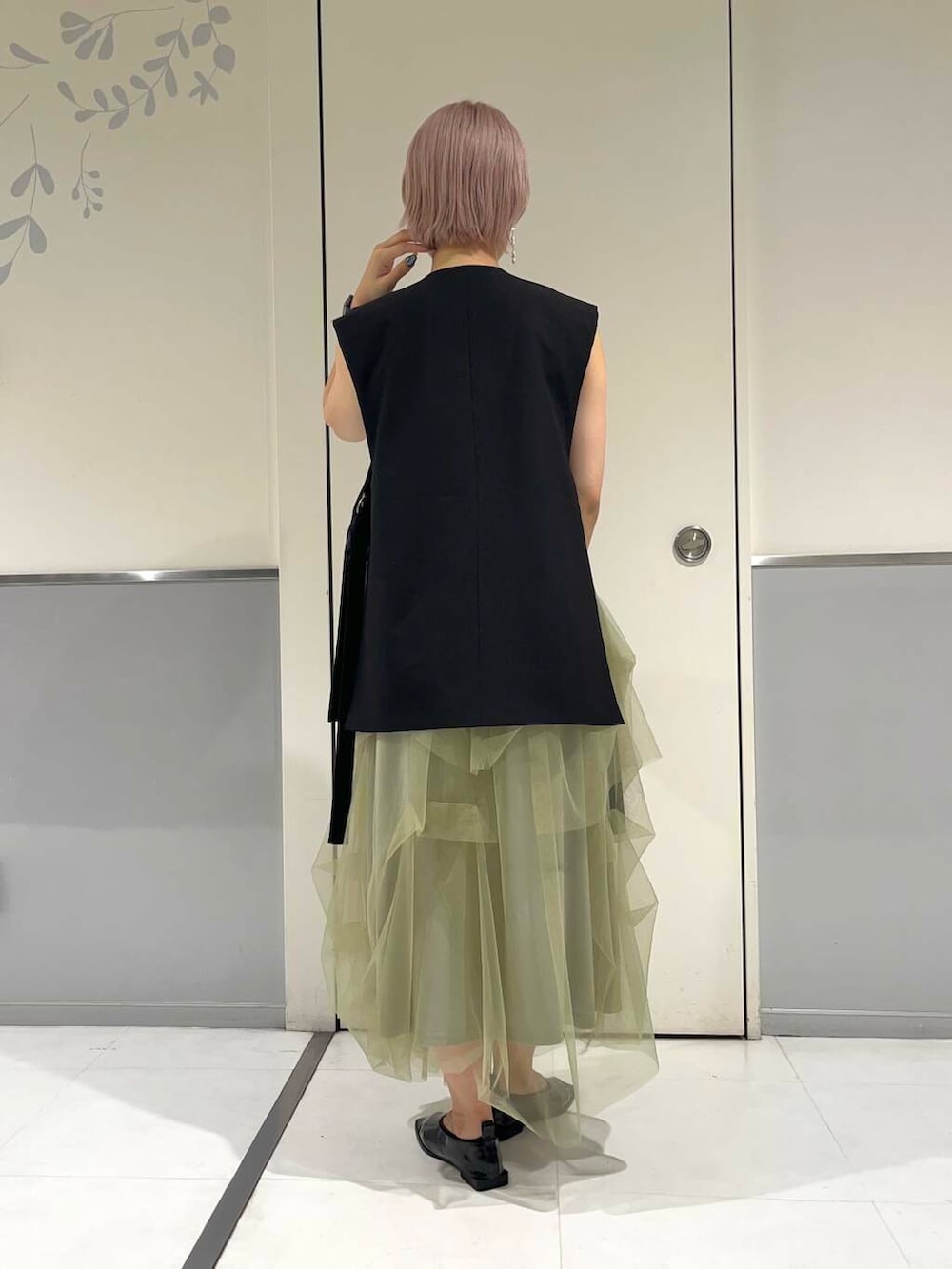 ブラウン系のキャミソール、ブラック系のバレエシューズ、ブラウン系のハンドバッグを着用したレディースの秋コーディネートの3枚目の写真