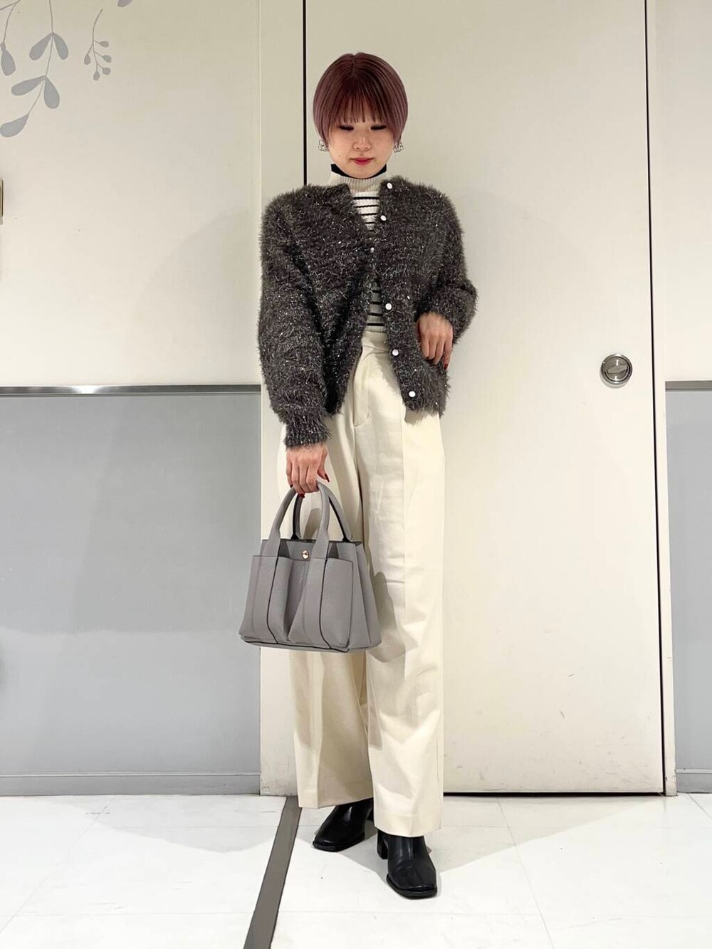 ホワイト系のニット/セーター、ブラック系のブーツ、グレー系のニット/セーターを着用したレディースの秋コーディネートの3枚目の写真