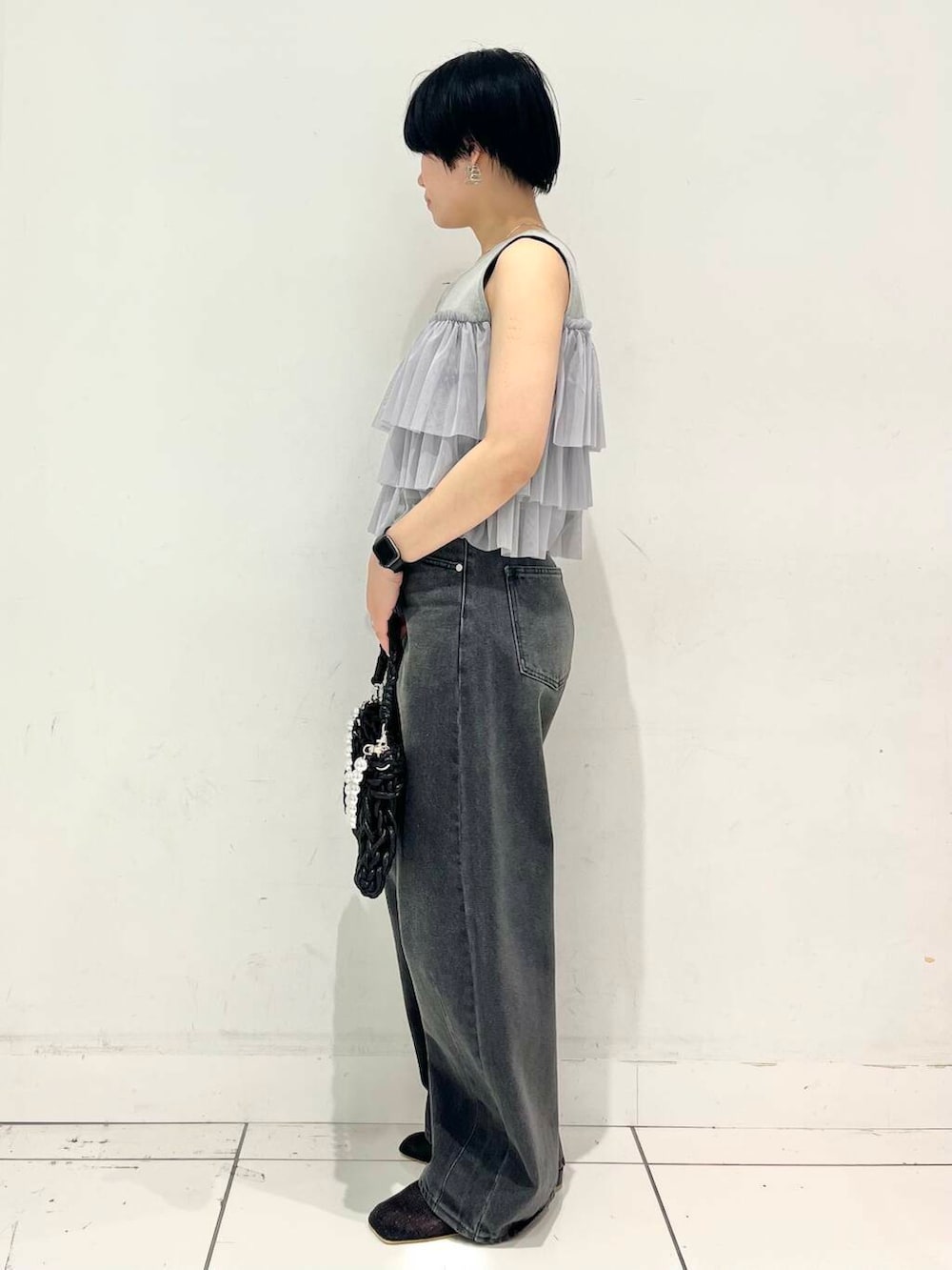 「シンプル、大人カジュアル、デニム、カジュアルコーデ、おでかけ、senseofplace、newarrival、休日スタイル、アクセサリー、サンダルコーデ、天神地下街、旅行コーデ、ブルベ夏、天神地下街店、骨格ウェーブ」|「RODE SKOのボールチェーン付き編み込みバッグ(ハンドバッグ、ブラック系)」を使った、aik6989さん(レディース・161cm)の夏コーディネートの2枚目の写真
