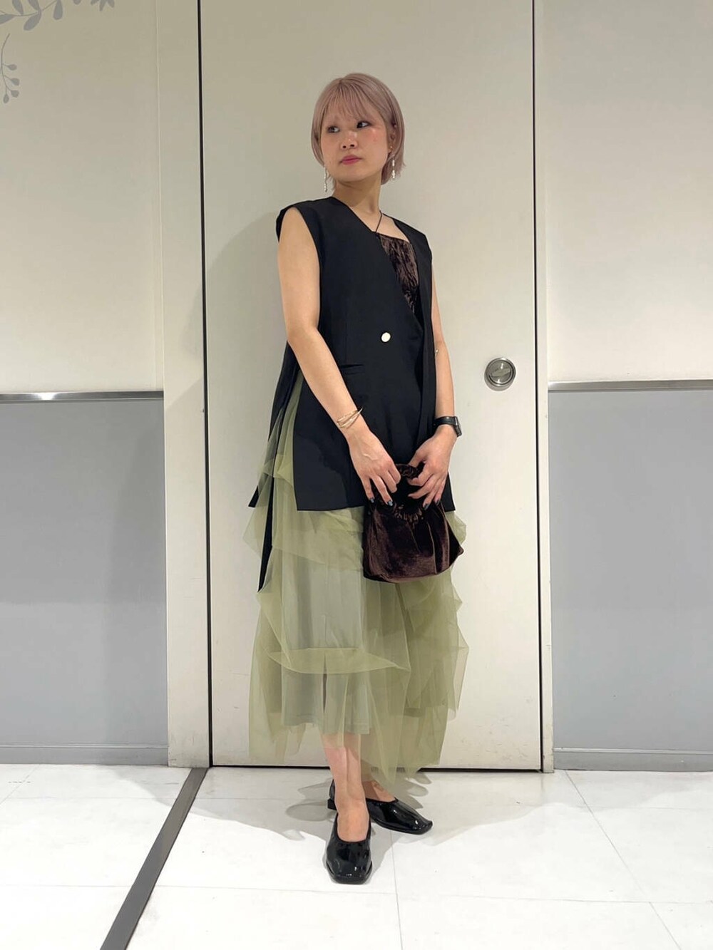 ブラウン系のキャミソール、ブラック系のバレエシューズ、ブラウン系のハンドバッグを着用したレディースの秋コーディネートの2枚目の写真