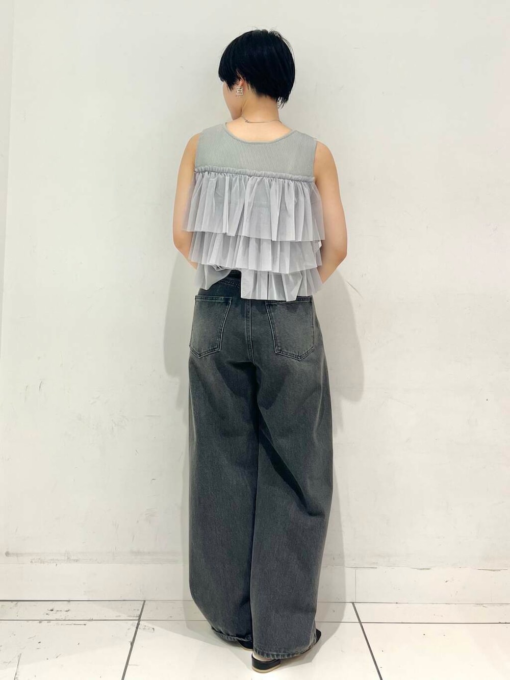 「シンプル、大人カジュアル、デニム、カジュアルコーデ、おでかけ、senseofplace、newarrival、休日スタイル、アクセサリー、サンダルコーデ、天神地下街、旅行コーデ、ブルベ夏、天神地下街店、骨格ウェーブ」|「RODE SKOのボールチェーン付き編み込みバッグ(ハンドバッグ、ブラック系)」を使った、aik6989さん(レディース・161cm)の夏コーディネートの3枚目の写真