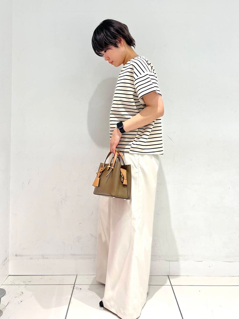 「シンプル、大人カジュアル、カジュアルコーデ、おでかけ、senseofplace、newarrival、休日スタイル、アクセサリー、サンダルコーデ、天神地下街、旅行コーデ、ブルベ夏、天神地下街店、骨格ウェーブ、newin」|「RODE SKOのチャーム付ミニバッグ『Ssize』(トートバッグ、ブラウン系)」を使った、aik6989さん(レディース・161cm)の春コーディネートの2枚目の写真