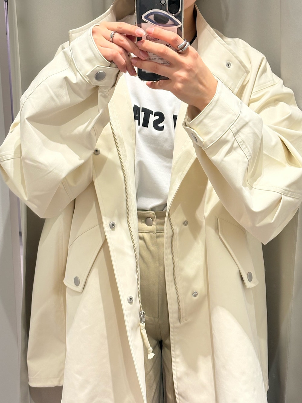 ベージュ系のその他パンツ、ブラック系のスニーカー、その他のTシャツ/カットソーを着用したレディースの春コーディネートの5枚目の写真