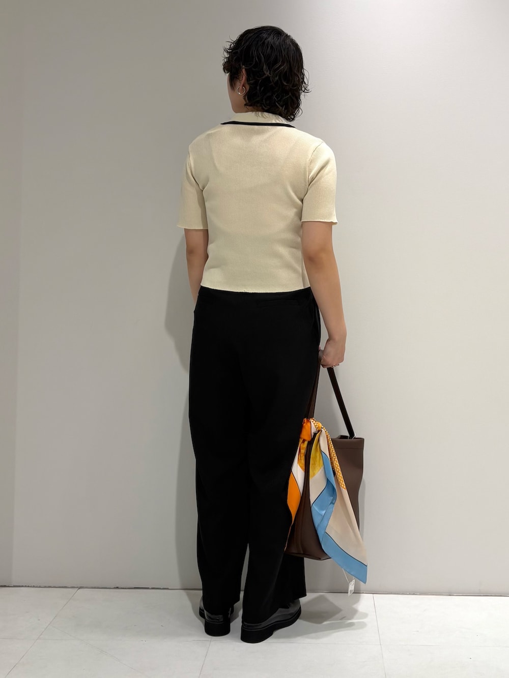 ホワイト系のニット/セーター、ブラック系のその他パンツ、ブラック系のサンダルを着用したレディースの春コーディネートの3枚目の写真