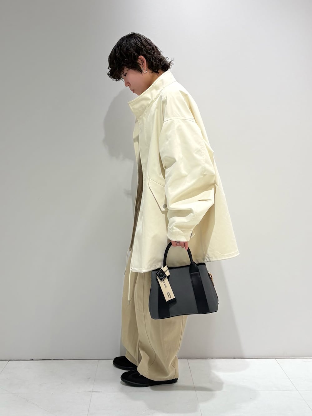 ベージュ系のその他パンツ、ブラック系のスニーカー、その他のTシャツ/カットソーを着用したレディースの春コーディネートの3枚目の写真