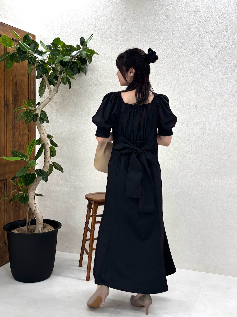 ブラック系のワンピース、グレー系のパンプスを着用したレディースの秋コーディネートの2枚目の写真