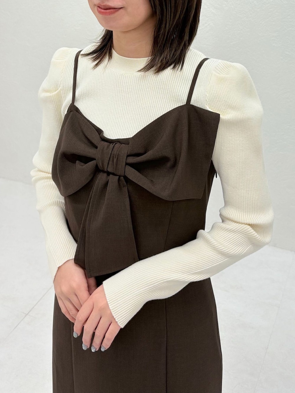 ブラウン系のジャンパースカートを着用したレディースの秋コーディネートの4枚目の写真