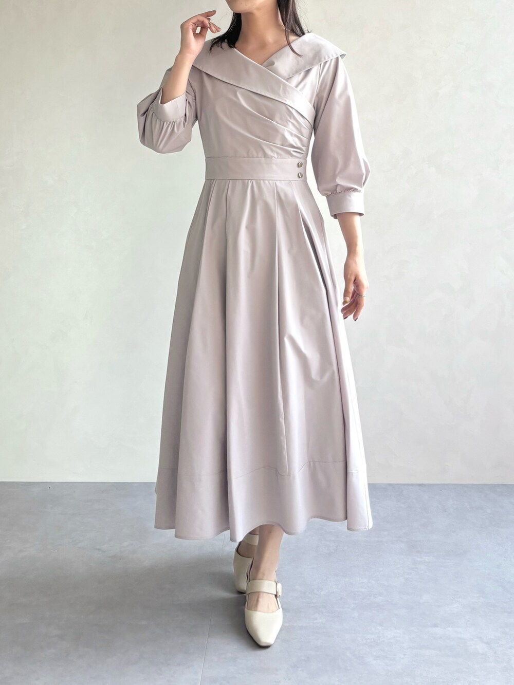 ベージュ系のワンピース、ベージュ系のパンプスを着用したレディースの秋コーディネートの2枚目の写真