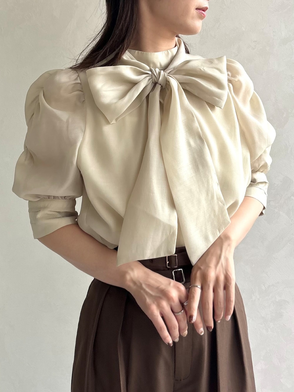 グリーン系のシャツ/ブラウス、ブラウン系のスラックス、ブラウン系のパンプスを着用したレディースの秋コーディネートの4枚目の写真