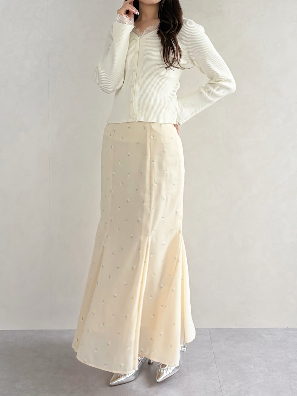 ホワイト系のスカート、ホワイト系のニット/セーターを着用したレディースの春コーディネートの2枚目の写真