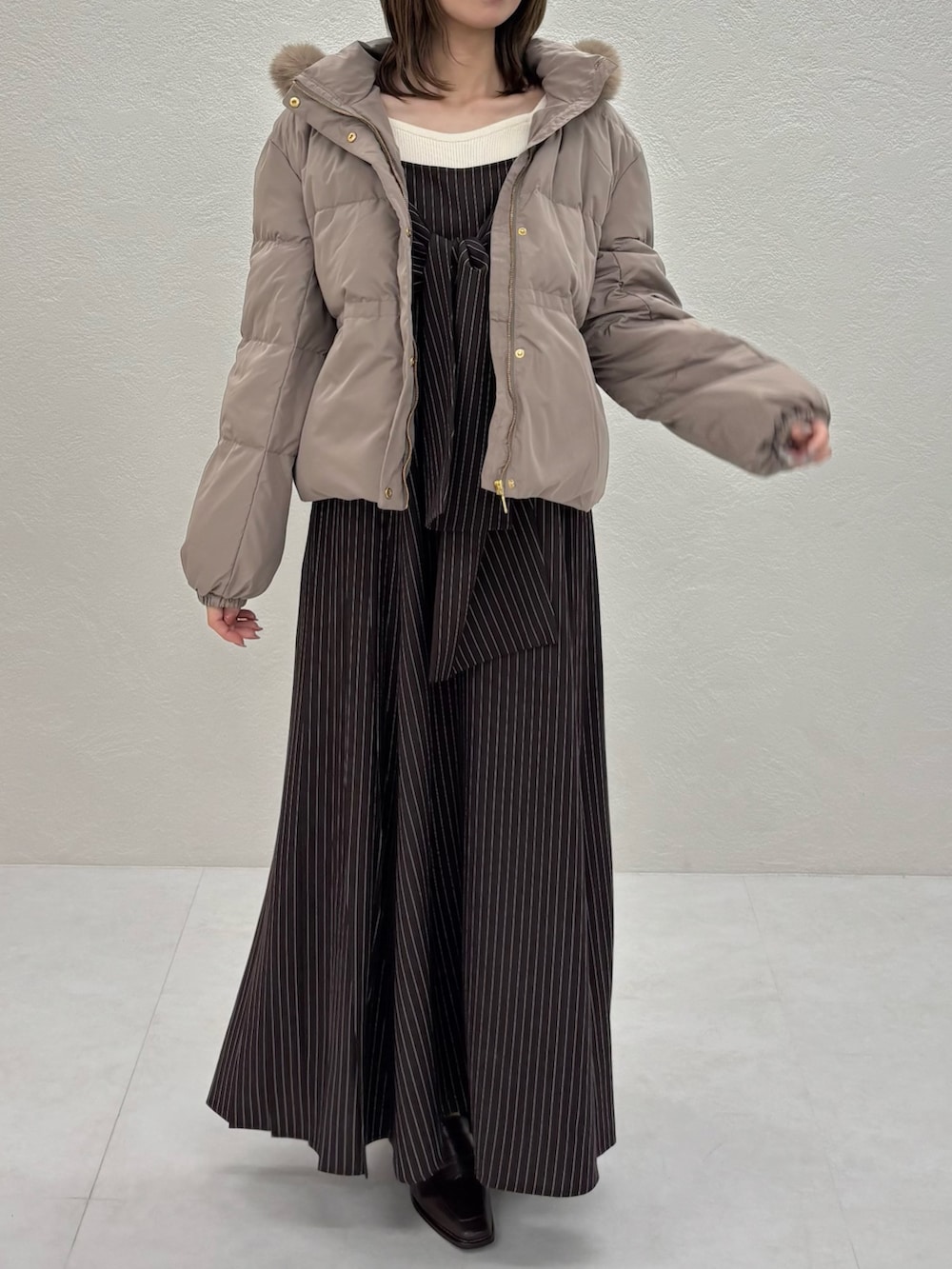 ブラウン系のワンピース、ブラウン系のダウンジャケット/コートを着用したレディースの秋コーディネートの2枚目の写真