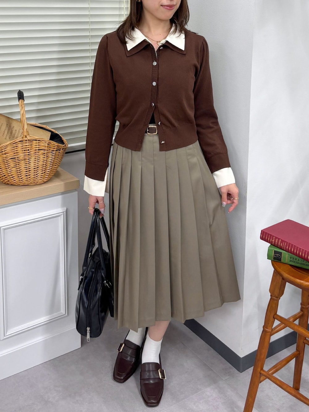 ブラウン系のニット/セーター、ベージュ系のスカート、ブラウン系のパンプスを着用したレディースの秋コーディネートの3枚目の写真