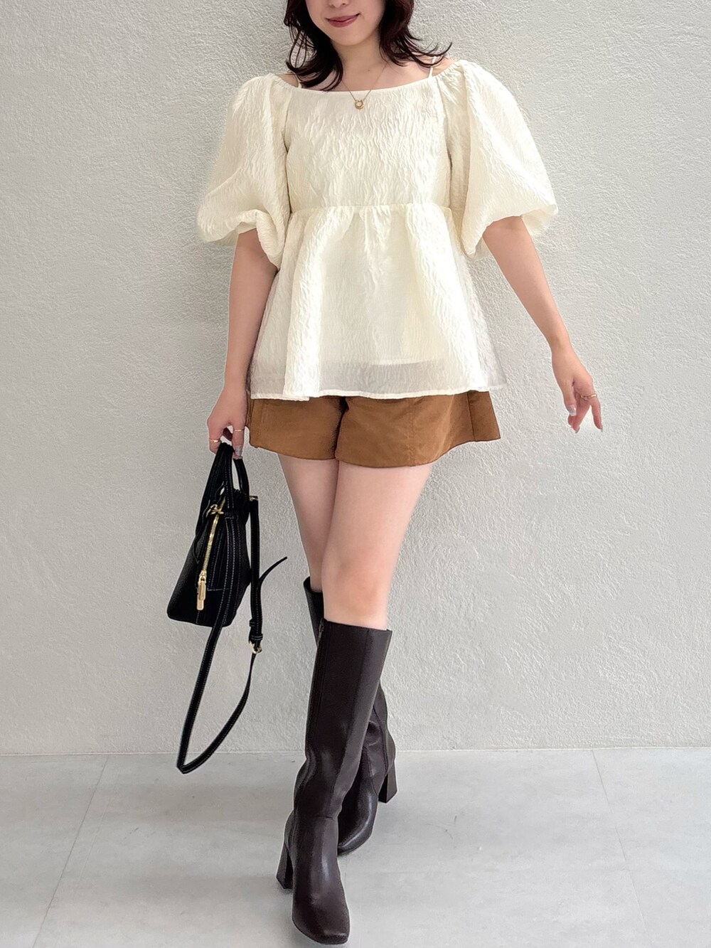 ホワイト系のシャツ/ブラウスを着用したレディースの秋コーディネートの2枚目の写真