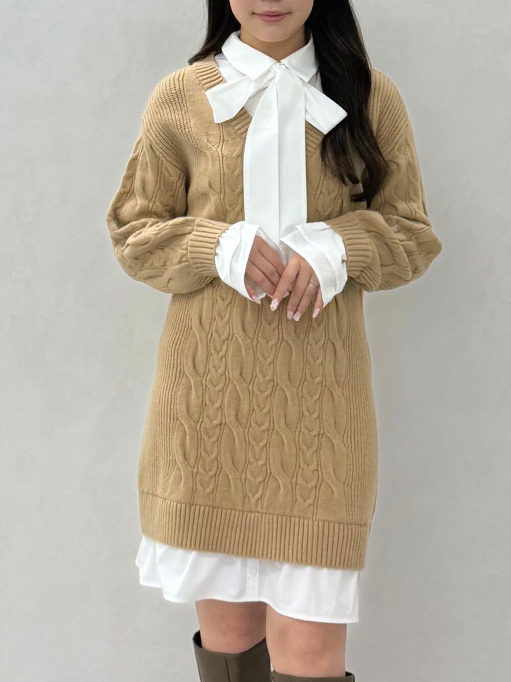 イエロー系のワンピース、ブラック系のブーツを着用したレディースの秋コーディネートの3枚目の写真