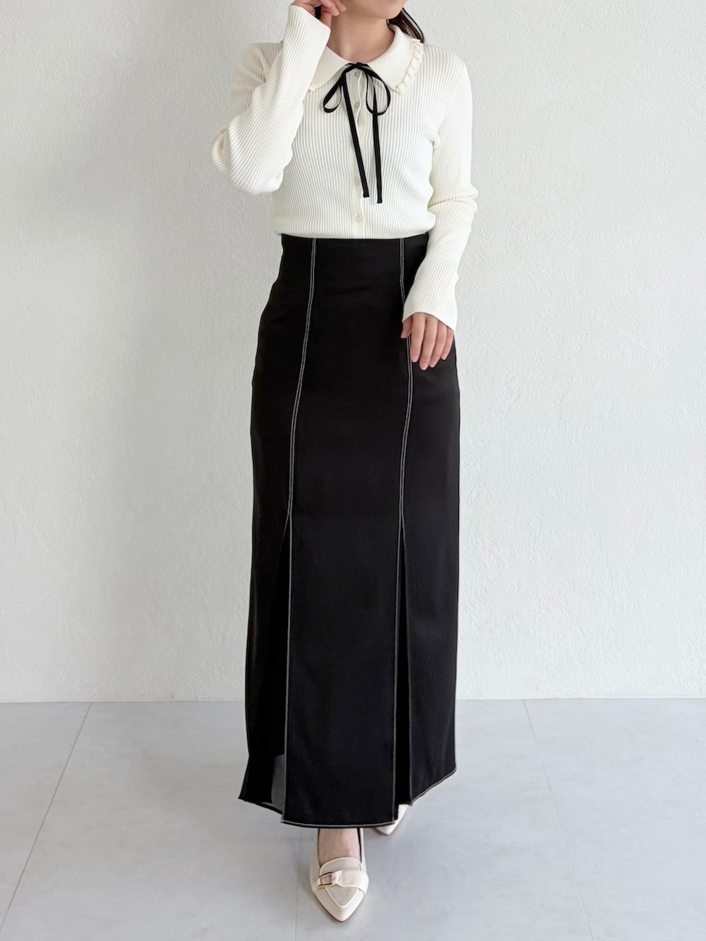 ベージュ系のシューズ、ホワイト系のシャツ/ブラウス、ブラック系のスカートを着用したレディースの春コーディネートの3枚目の写真