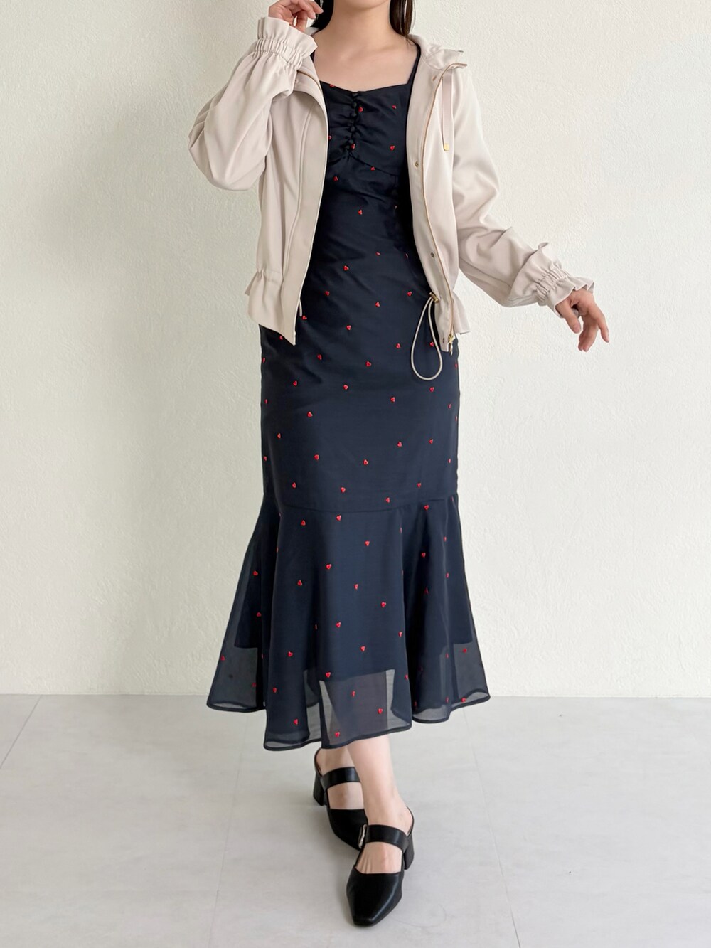 ブルー系のワンピース、ピンク系のその他アウターを着用したレディースの春コーディネートの3枚目の写真