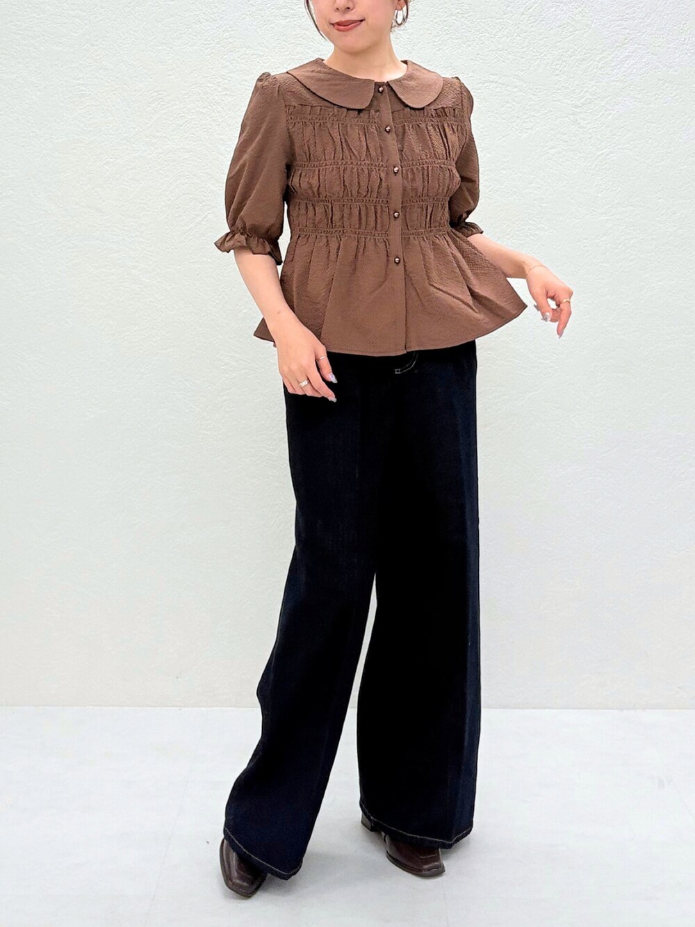 ブラウン系のシャツ/ブラウス、ブルー系のデニムパンツを着用したレディースの秋コーディネートの3枚目の写真