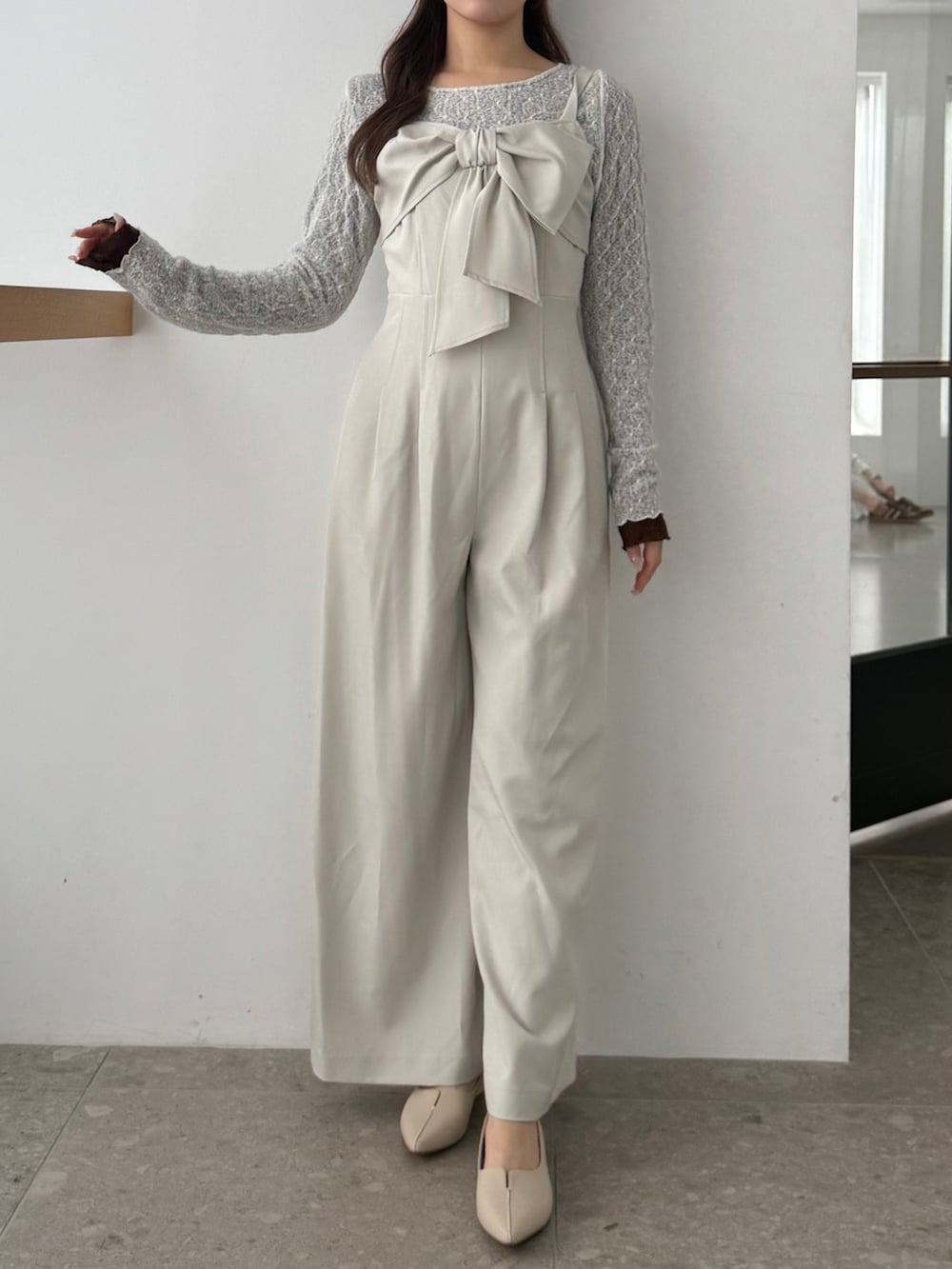 ホワイト系のTシャツ/カットソー、ブラウン系のTシャツ/カットソーを着用したレディースの春コーディネートの3枚目の写真