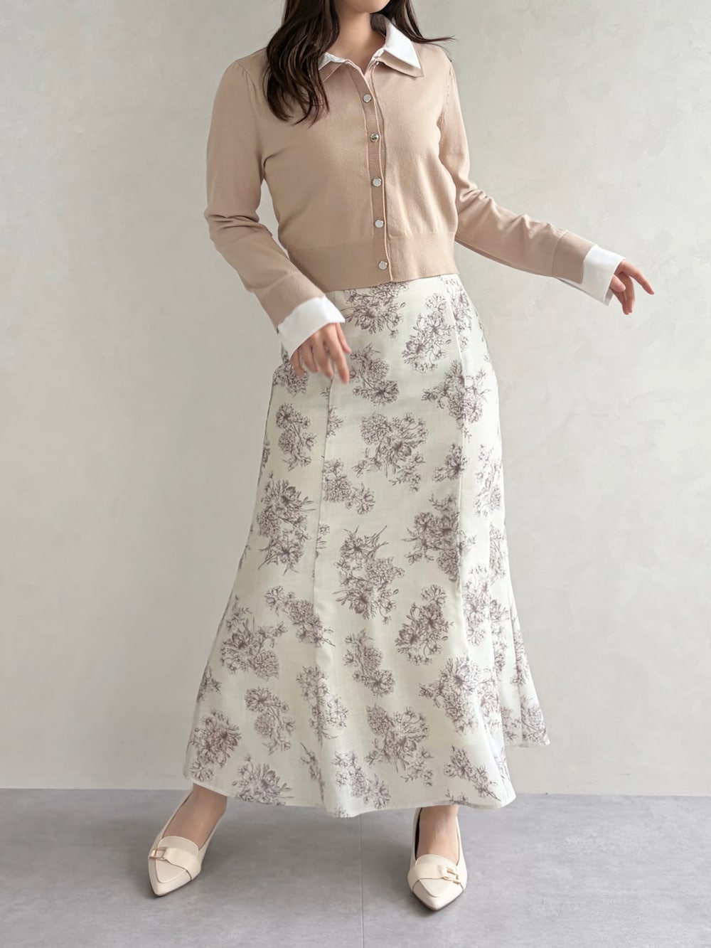 ベージュ系のニット/セーターを着用したレディースの春コーディネートの2枚目の写真