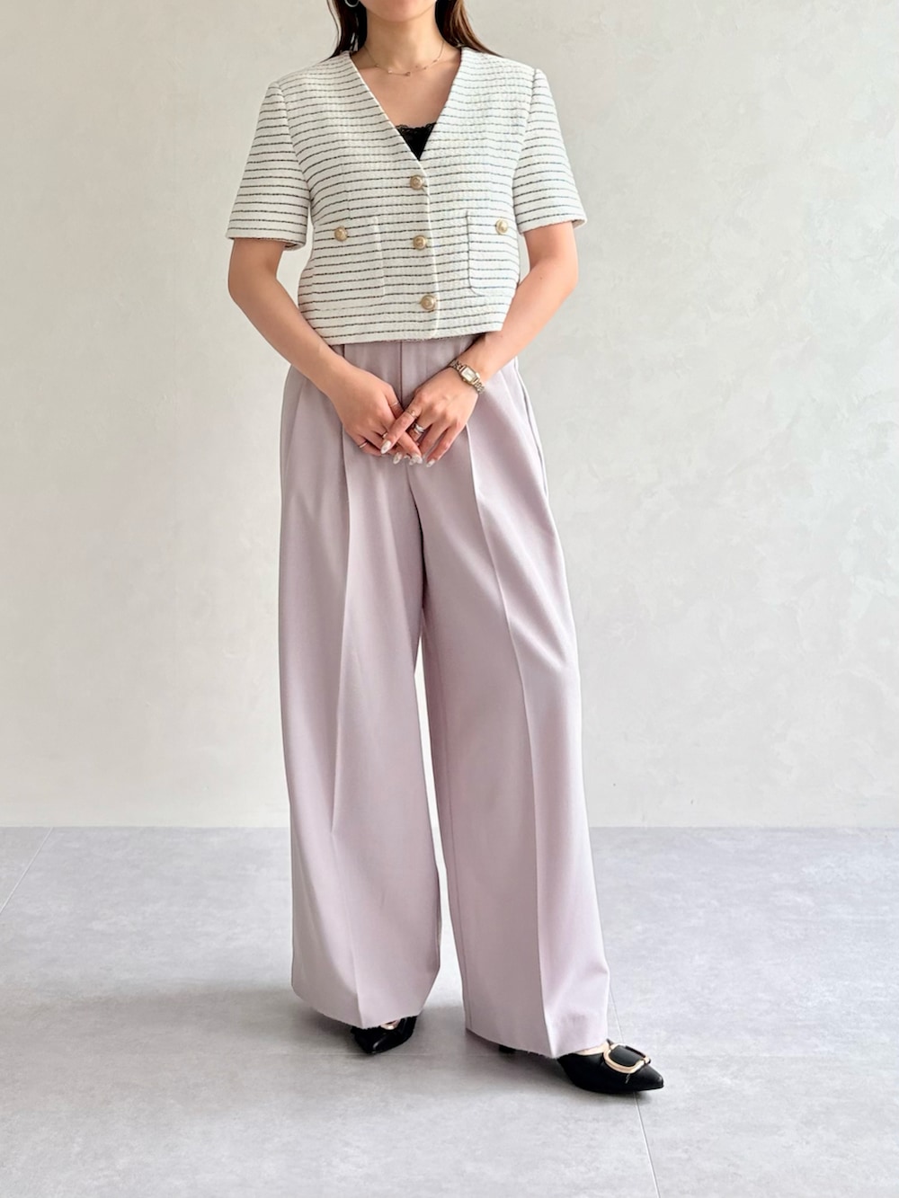 パープル系のその他パンツ、ホワイト系のノーカラージャケットを着用したレディースの夏コーディネートの2枚目の写真