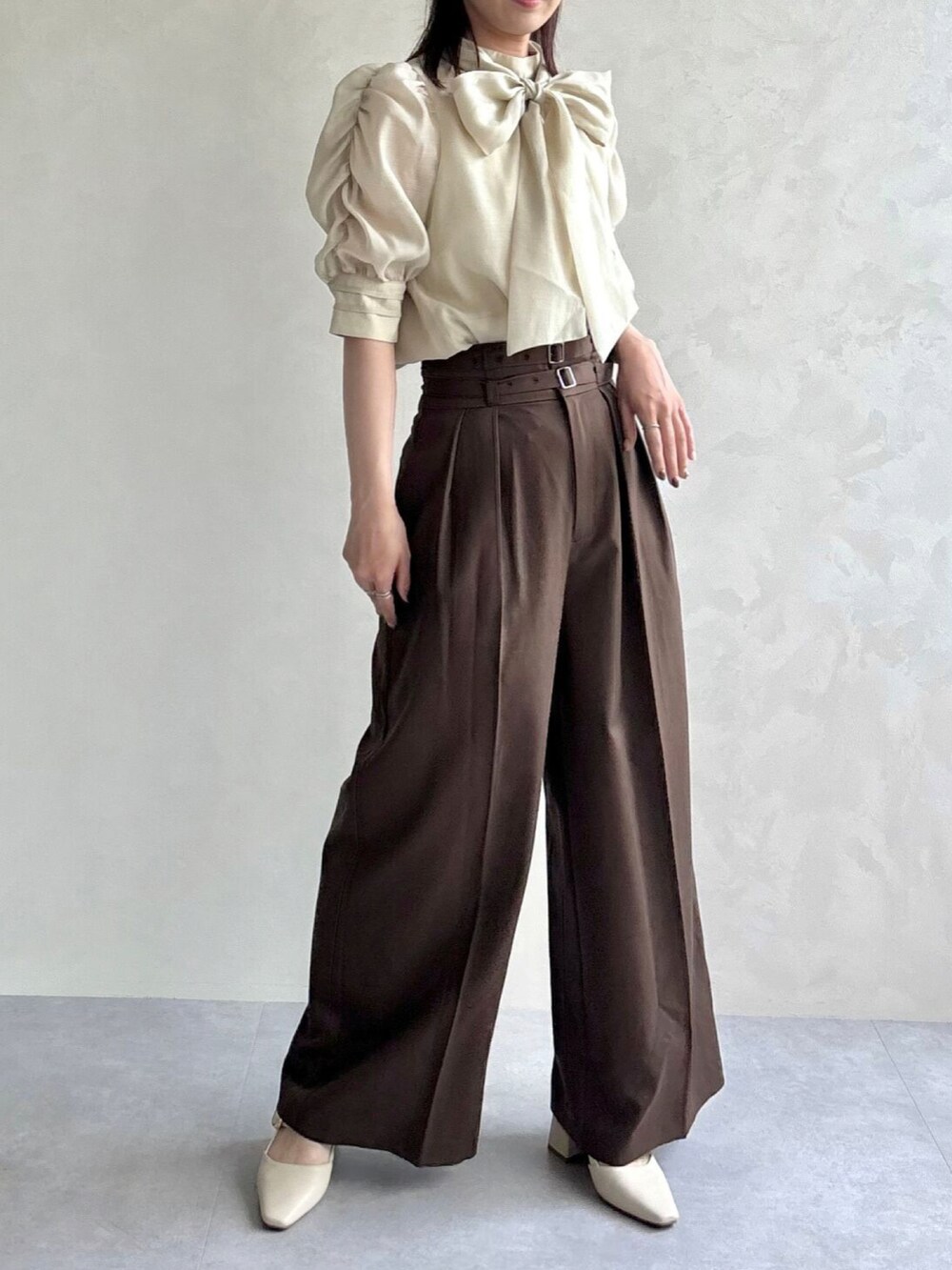 グリーン系のシャツ/ブラウス、ブラウン系のスラックス、ブラウン系のパンプスを着用したレディースの秋コーディネートの3枚目の写真