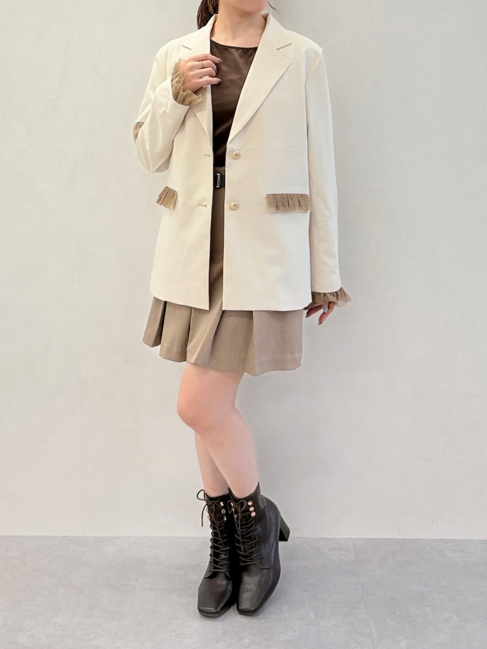 ブラウン系のその他パンツ、ブラウン系のテーラードジャケット、ブラウン系のブーツを着用したレディースの春コーディネートの2枚目の写真