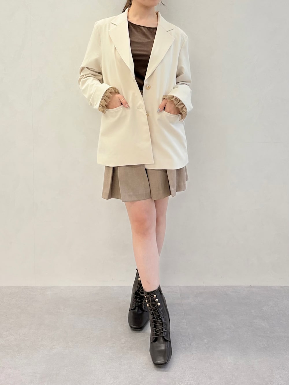 ブラウン系のその他パンツ、ブラウン系のテーラードジャケット、ブラウン系のブーツを着用したレディースの春コーディネートの3枚目の写真