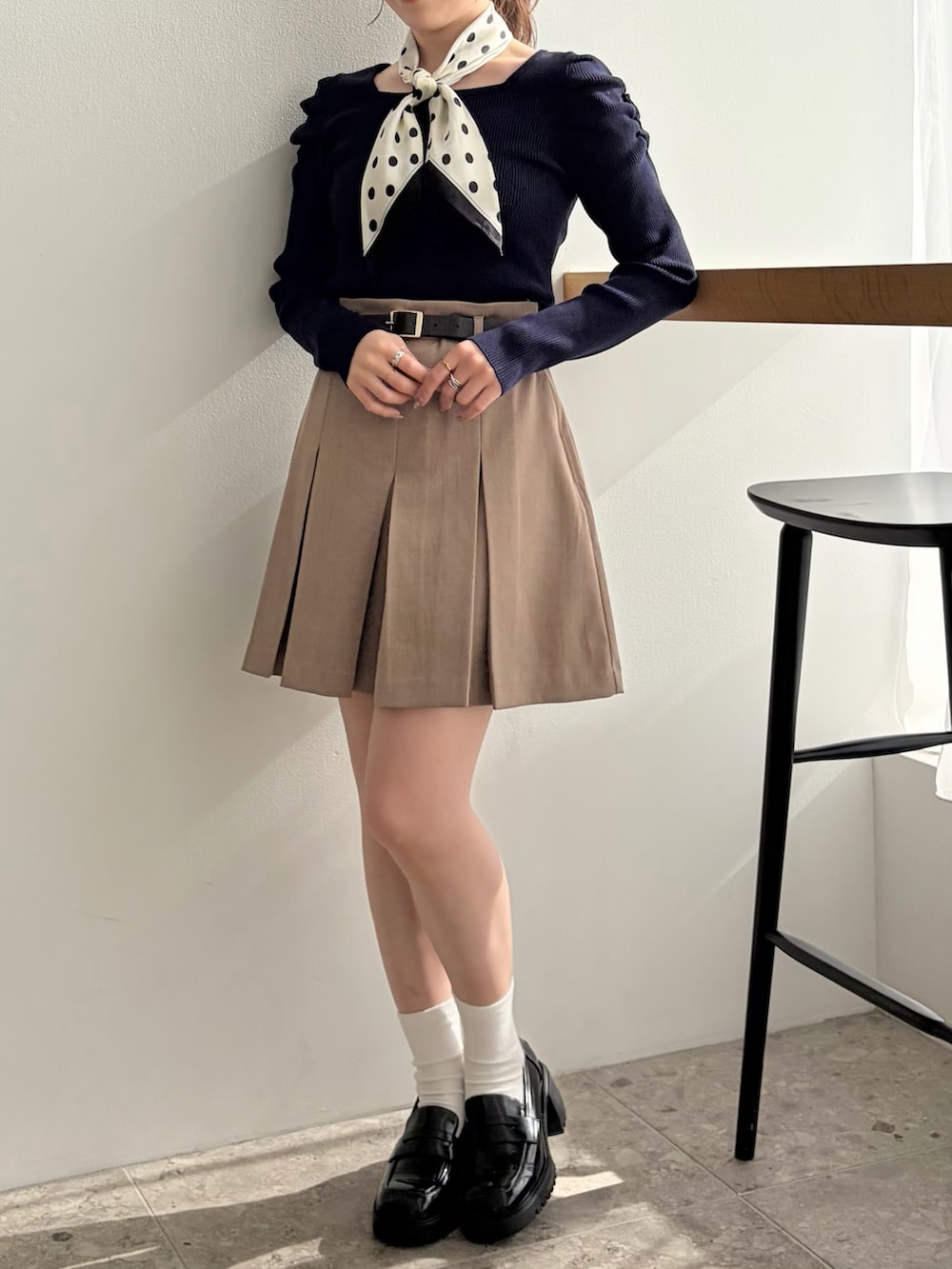 ブラック系のローファー、ブラウン系のその他パンツ、ブルー系のニット/セーターを着用したレディースの春コーディネートの2枚目の写真