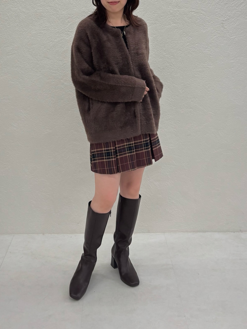 ブラウン系のカーディガン/ボレロ、ブラウン系のその他パンツを着用したレディースの秋コーディネートの4枚目の写真