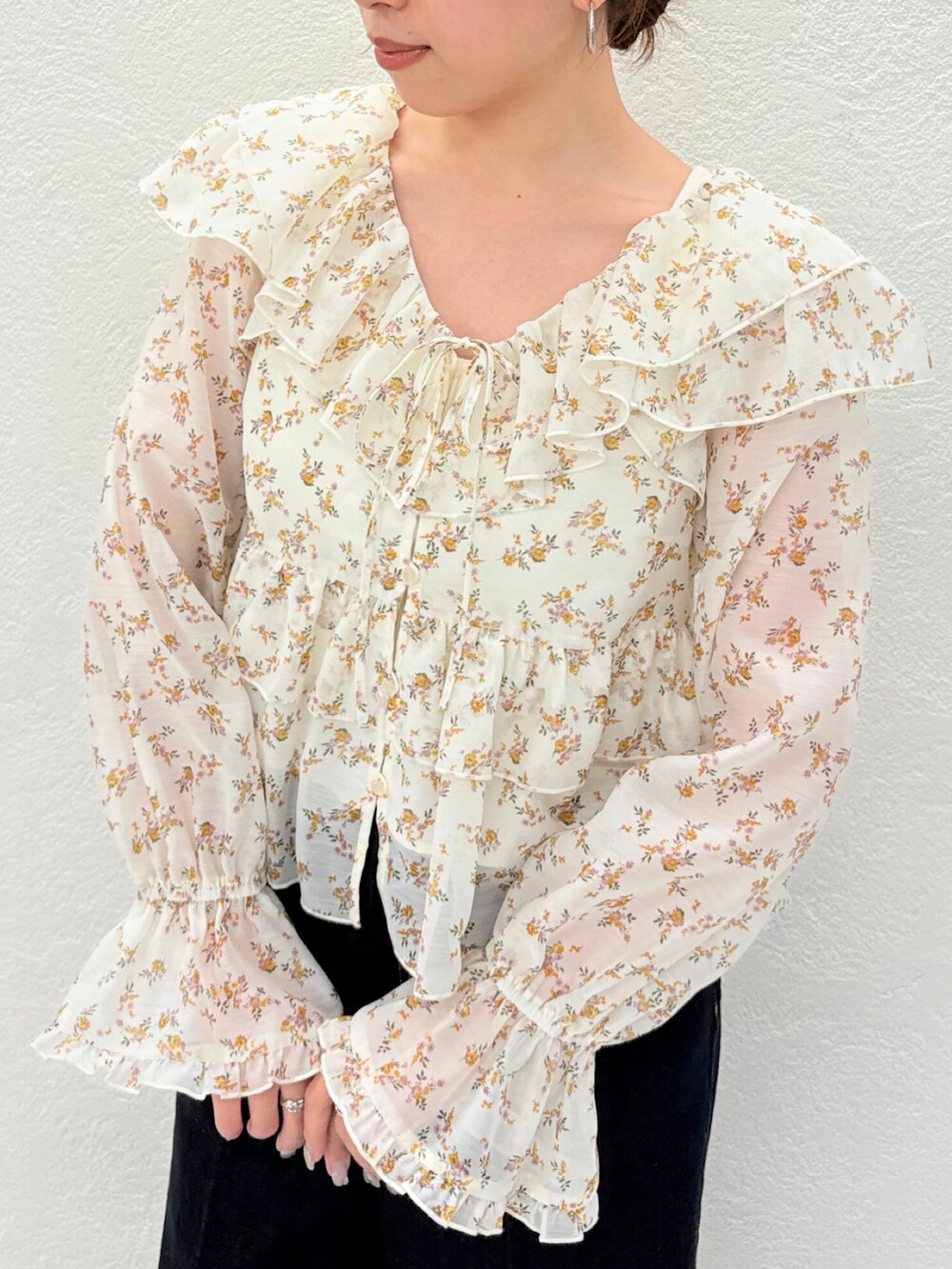 ブラウン系のパンプス、ベージュ系のシャツ/ブラウス、ブルー系のデニムパンツを着用したレディースの秋コーディネートの4枚目の写真