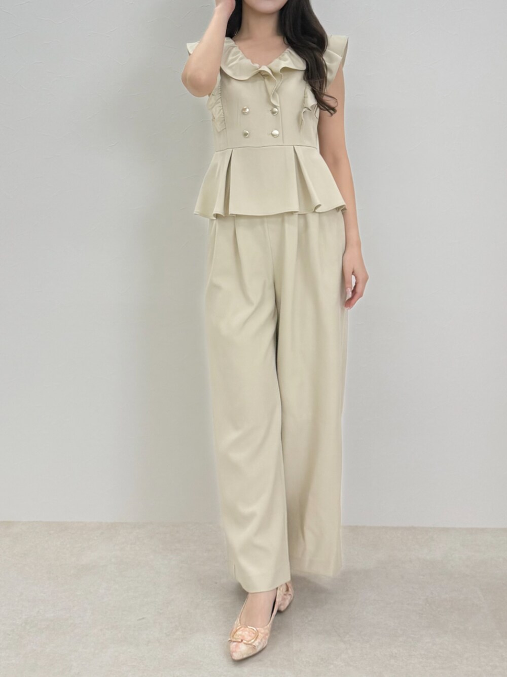 ピンク系のパンプス、ベージュ系のつなぎ/オールインワンを着用したレディースの春コーディネートの3枚目の写真