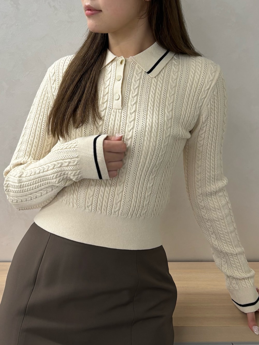 ホワイト系のニット/セーター、ブラウン系のスカートを着用したレディースの秋コーディネートの4枚目の写真