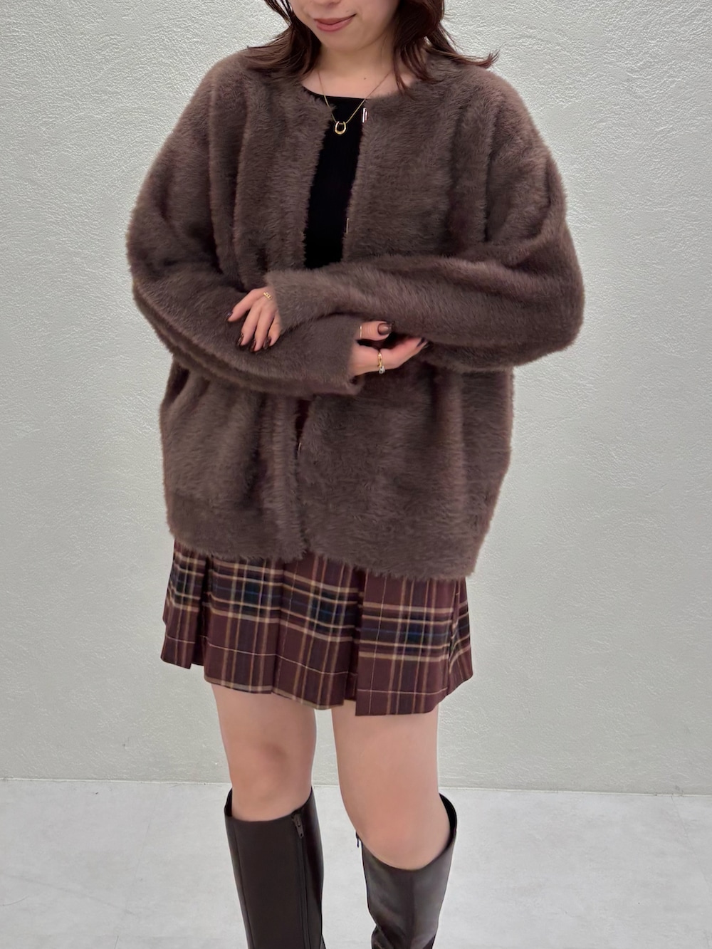 ブラウン系のカーディガン/ボレロ、ブラウン系のその他パンツを着用したレディースの秋コーディネートの3枚目の写真