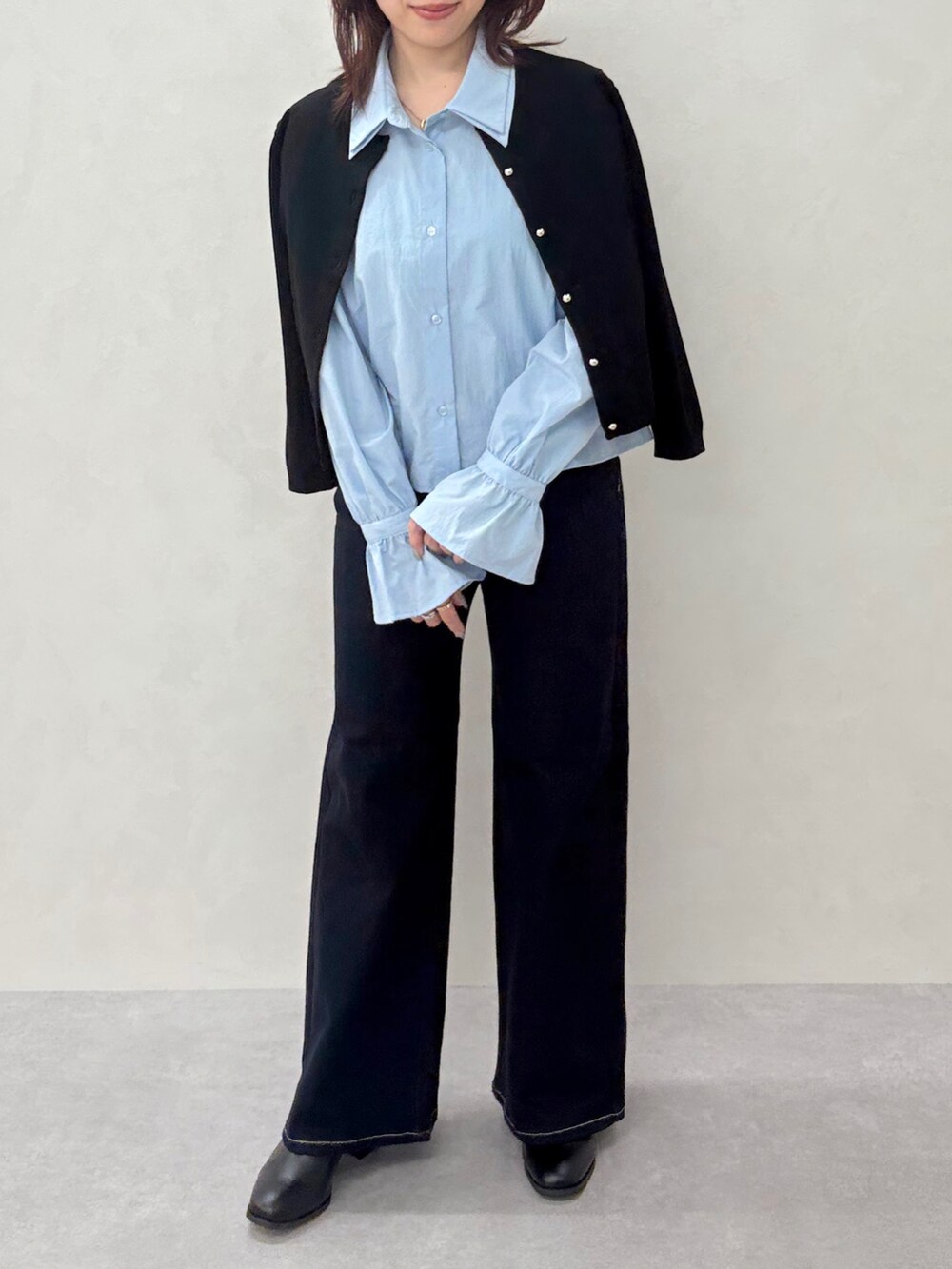 ブルー系のデニムパンツ、ブラック系のカーディガン/ボレロ、ブルー系のシャツ/ブラウスを着用したレディースの秋コーディネートの4枚目の写真