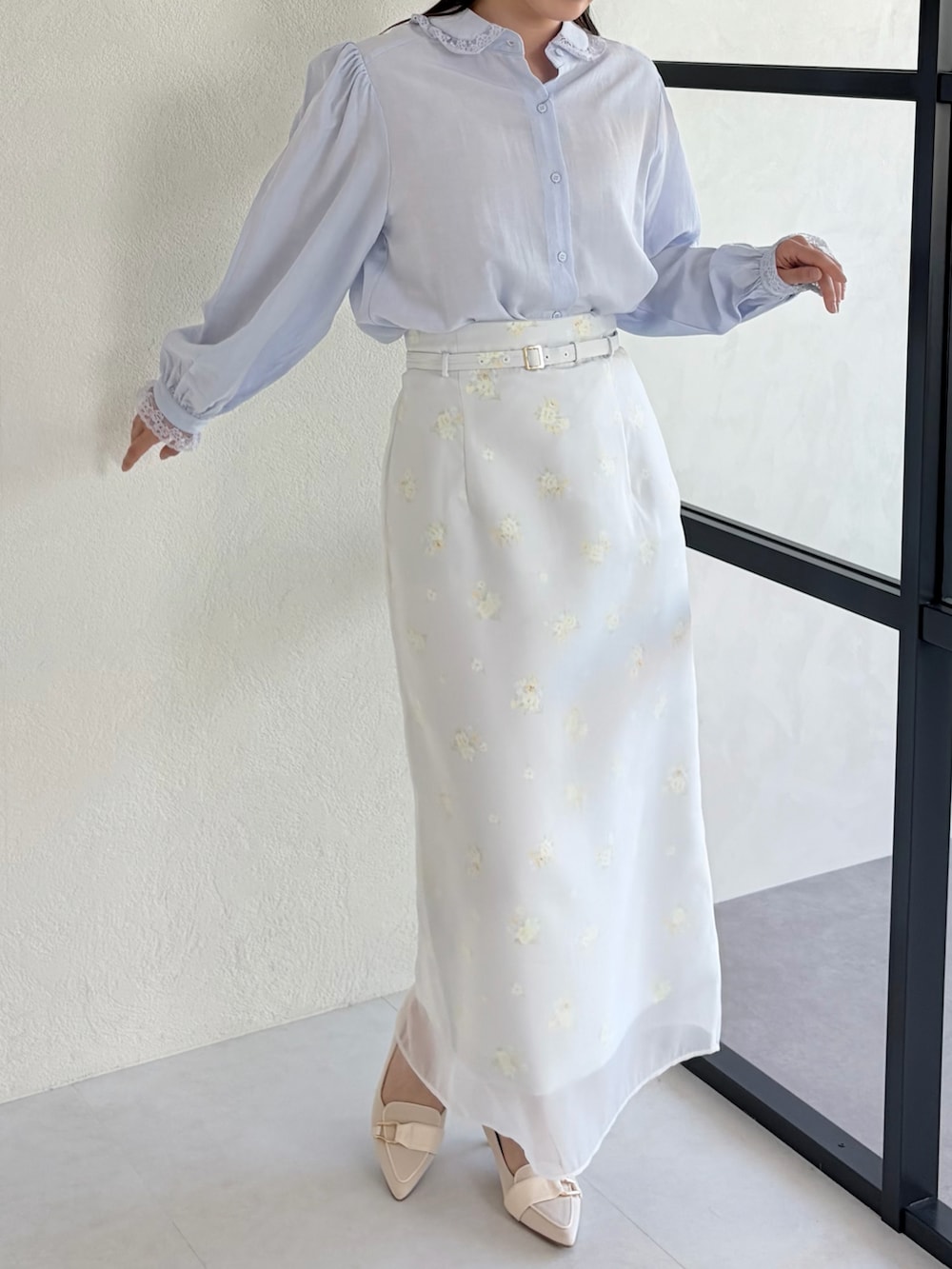 グレー系のスカート、ブルー系のシャツ/ブラウスを着用したレディースの春コーディネートの3枚目の写真