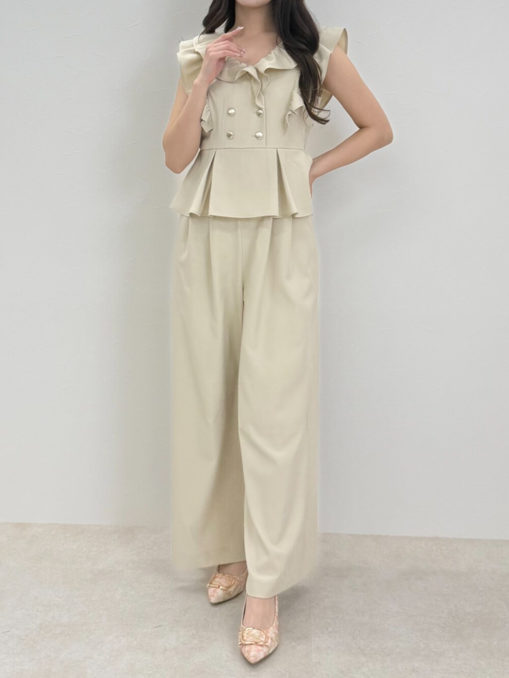 ピンク系のパンプス、ベージュ系のつなぎ/オールインワンを着用したレディースの春コーディネートの2枚目の写真