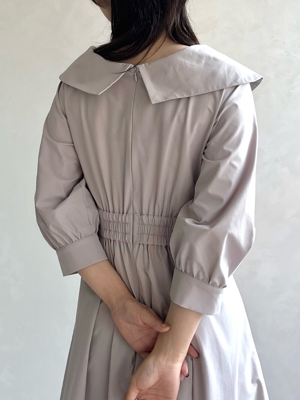 ベージュ系のワンピース、ベージュ系のパンプスを着用したレディースの秋コーディネートの5枚目の写真