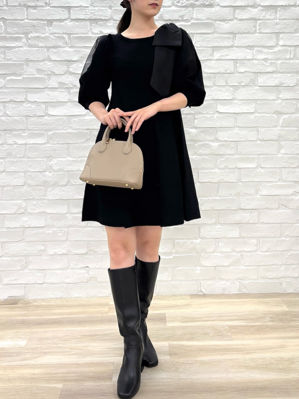ブラック系のワンピースを着用したレディースの秋コーディネートの3枚目の写真