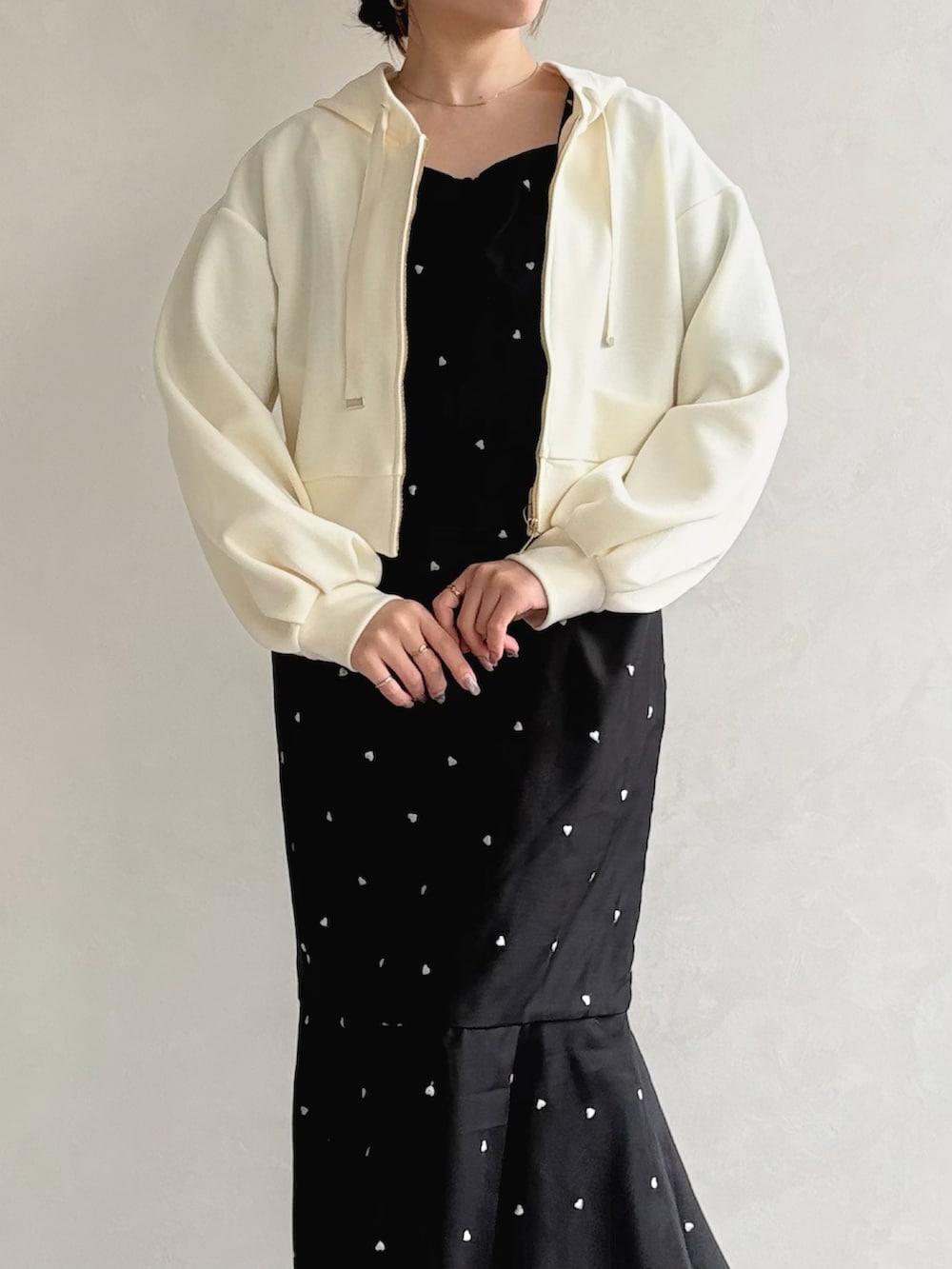 ブラック系のワンピース、イエロー系のパーカーを着用したレディースの春コーディネートの4枚目の写真