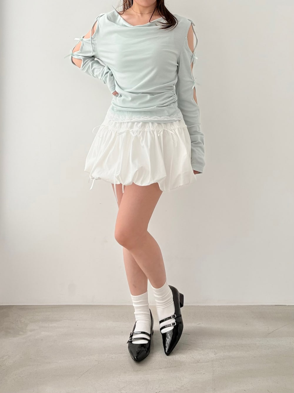 ホワイト系のスカート、ブルー系のTシャツ/カットソーを着用したレディースの春コーディネートの3枚目の写真