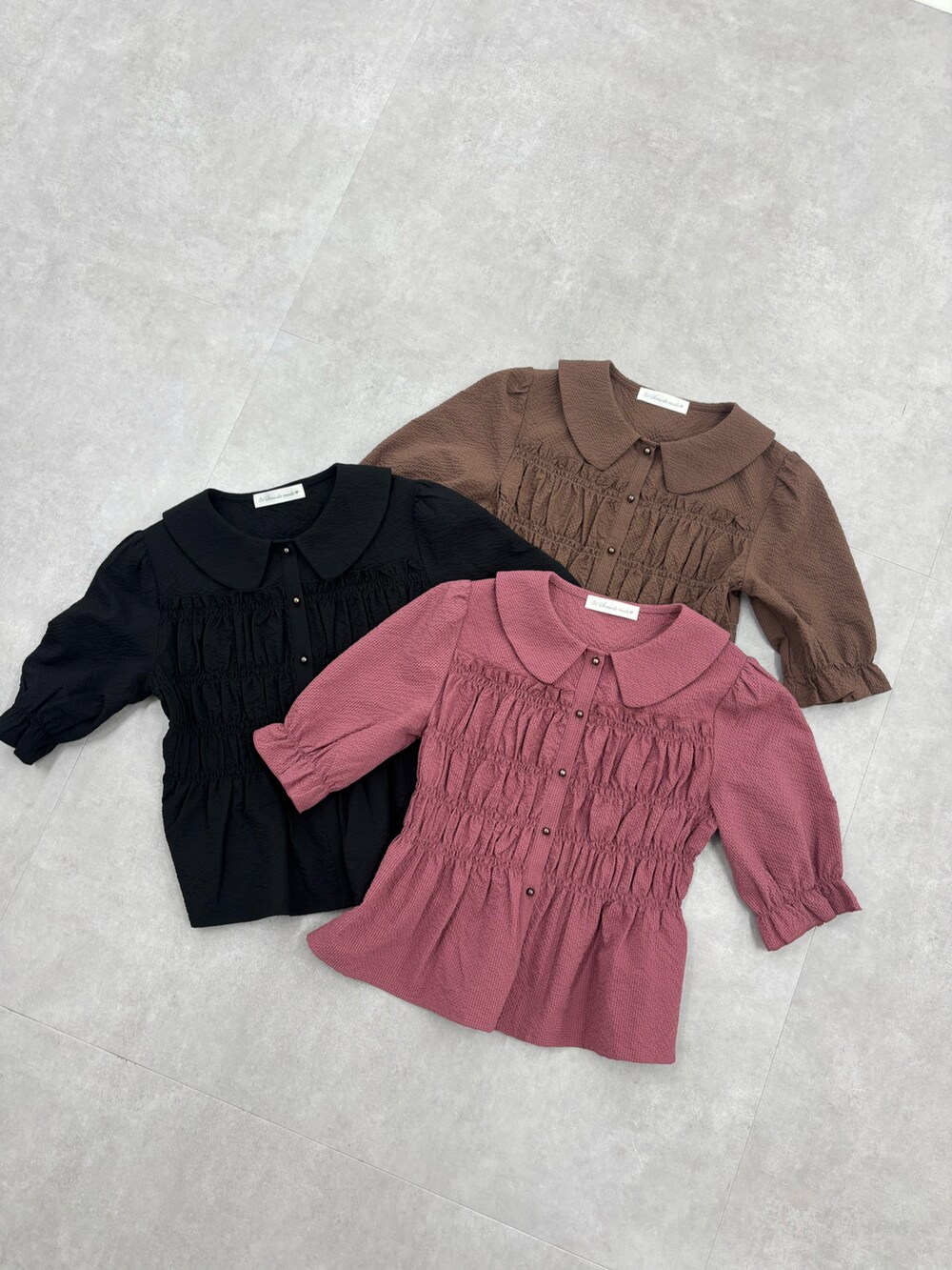 ブラウン系のシャツ/ブラウスを着用したレディースの秋コーディネートの3枚目の写真