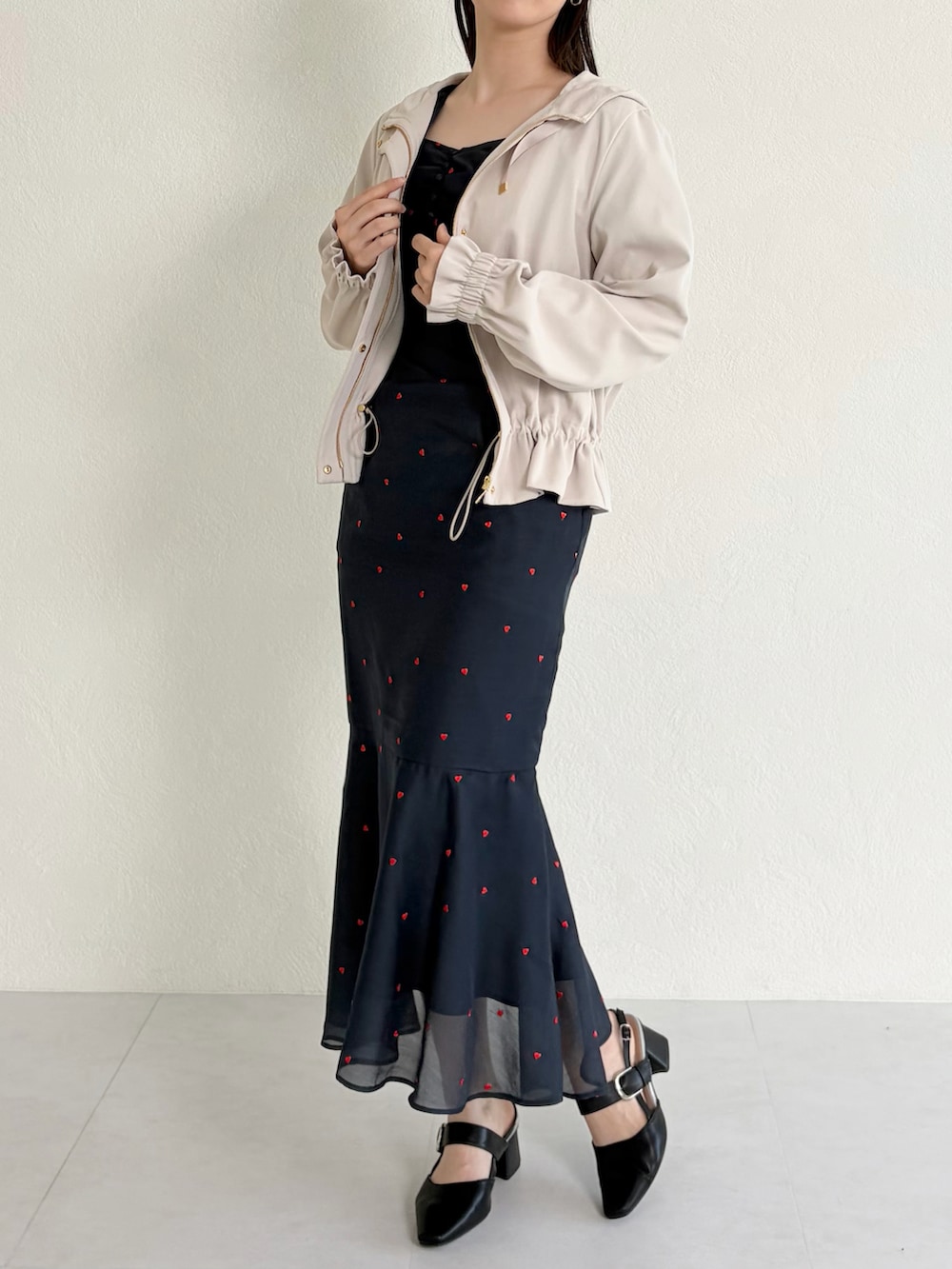 ブルー系のワンピース、ピンク系のその他アウターを着用したレディースの春コーディネートの4枚目の写真