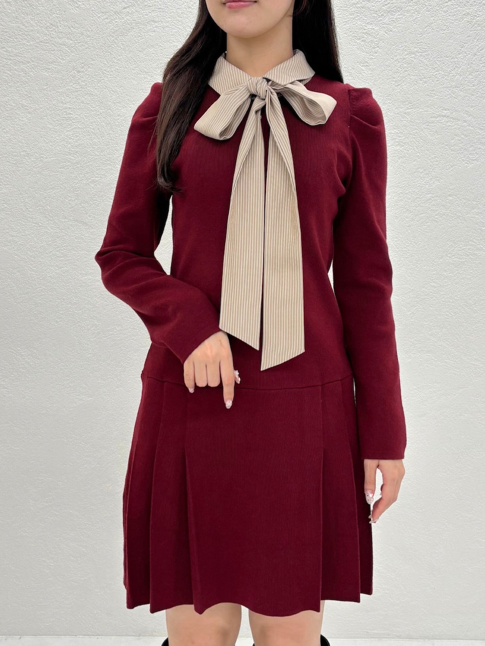 グレー系のワンピース、ブラック系のブーツを着用したレディースの秋コーディネートの3枚目の写真