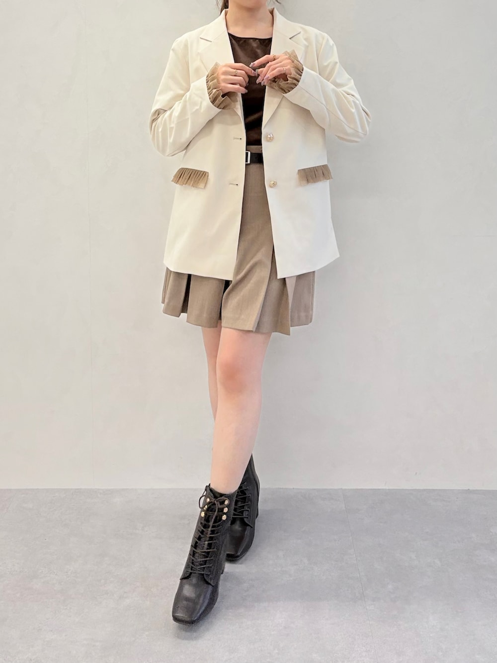 ブラウン系のその他パンツ、ブラウン系のテーラードジャケット、ブラウン系のブーツを着用したレディースの春コーディネートの4枚目の写真