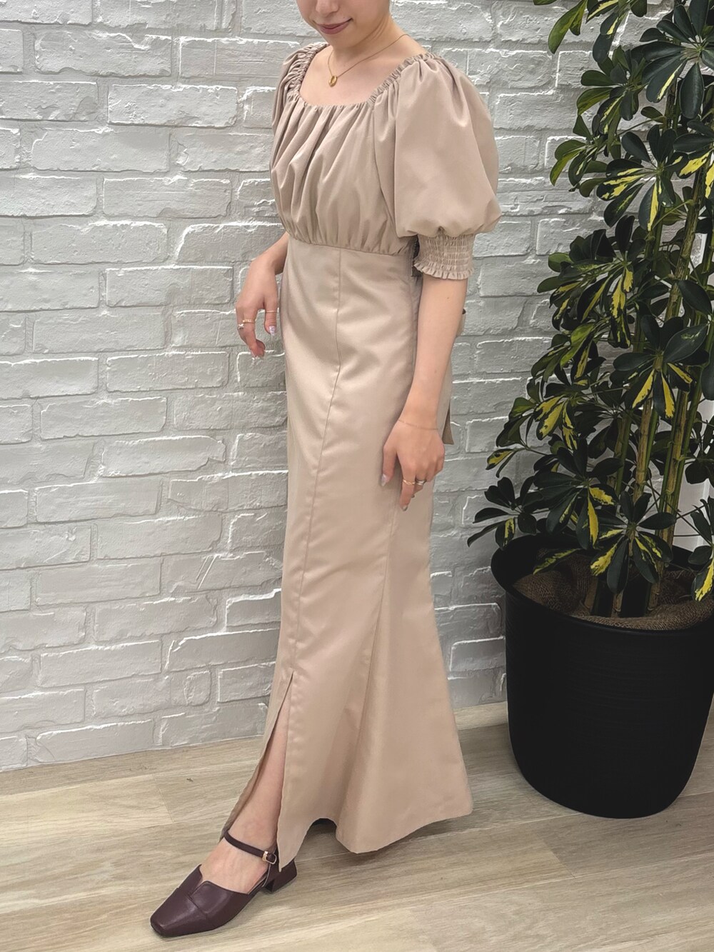 ベージュ系のワンピースを着用したレディースの秋コーディネートの3枚目の写真